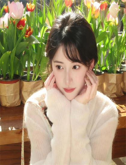 表演艺术解析：《超级女声全国4强选手：王金金》的场景的搭建工艺与视觉冲击 感受表演的情感力量